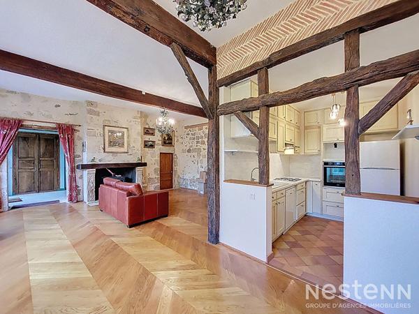 A Vendre Maison de ville en pierre rénovée avec garage et jardin à proximité immédiate du centre-ville