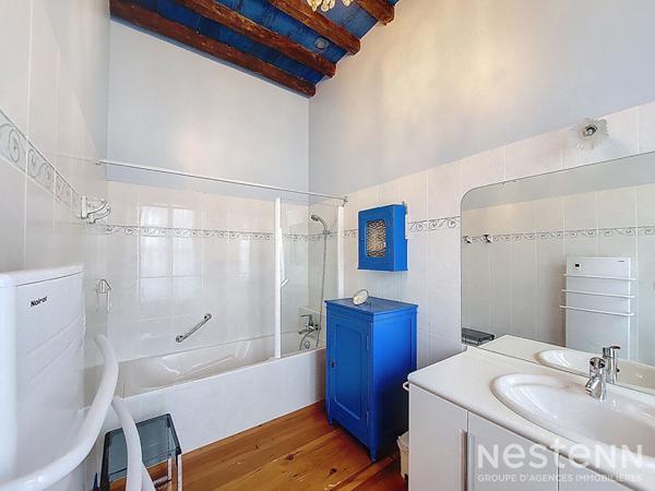 A Vendre Maison de ville en pierre rénovée avec garage et jardin à proximité immédiate du centre-ville