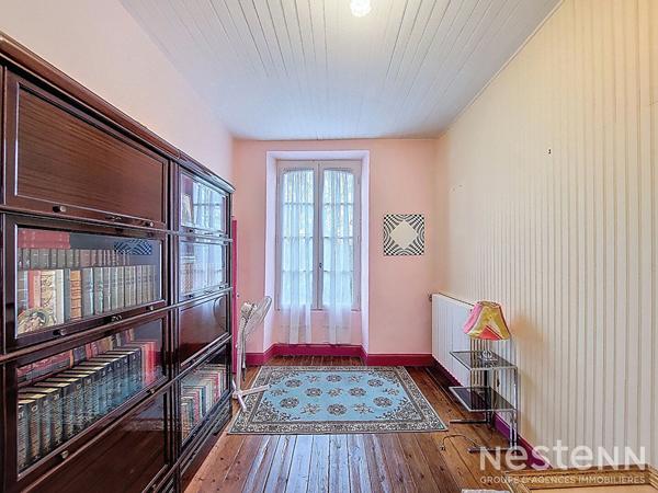 A Vendre Maison de ville en pierre rénovée avec garage et jardin à proximité immédiate du centre-ville