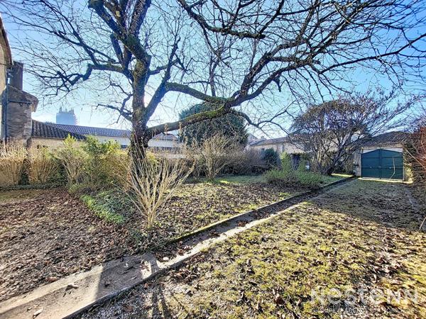 A Vendre Maison de ville en pierre rénovée avec garage et jardin à proximité immédiate du centre-ville