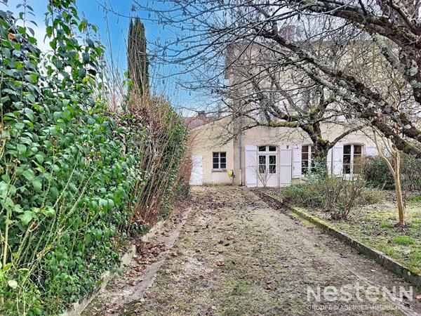 A Vendre Maison de ville en pierre rénovée avec garage et jardin à proximité immédiate du centre-ville