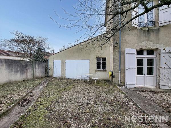 A Vendre Maison de ville en pierre rénovée avec garage et jardin à proximité immédiate du centre-ville