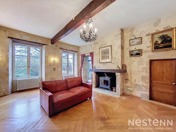 A Vendre Maison de ville en pierre rénovée avec garage et jardin à proximité immédiate du centre-ville