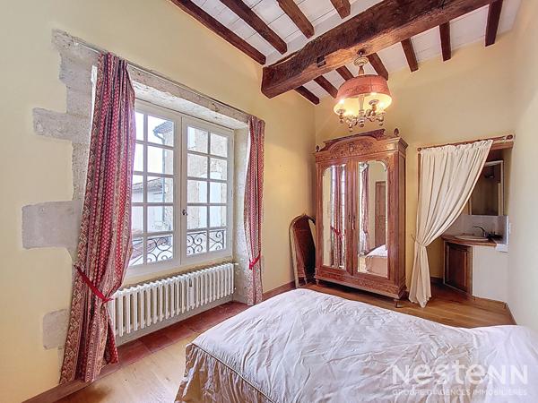 A Vendre Maison de ville en pierre rénovée avec garage et jardin à proximité immédiate du centre-ville