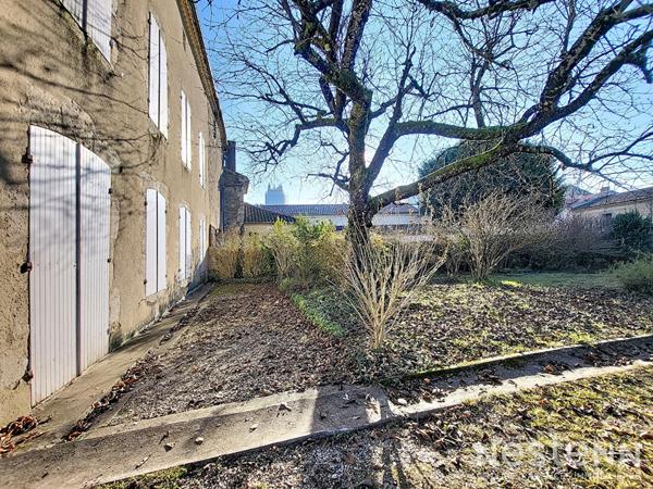 A Vendre Maison de ville en pierre rénovée avec garage et jardin à proximité immédiate du centre-ville