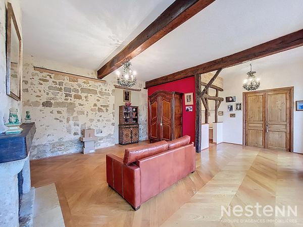 A Vendre Maison de ville en pierre rénovée avec garage et jardin à proximité immédiate du centre-ville