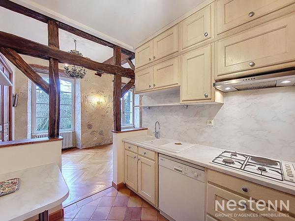 A Vendre Maison de ville en pierre rénovée avec garage et jardin à proximité immédiate du centre-ville