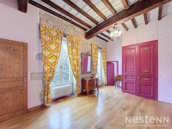 A Vendre Maison de ville en pierre rénovée avec garage et jardin à proximité immédiate du centre-ville