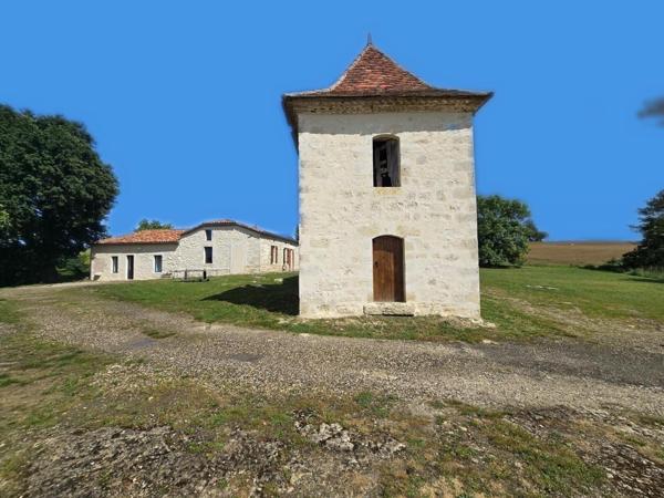 À seulement 5 minutes de Bon-Encontre et 15 minutes d’Agen Sud et de l’autoroute, découvrez cette magnifique propriété en pierre entièrement rénovée, nichée dans un environnement calme et verdoyant, sur environ 5 hectares de terrain.