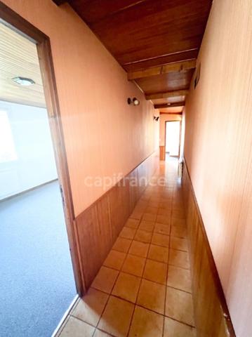 Villa rare à vendre à Forcalquier (04) - 220m2, 7 pièces 6 chambres, jardin 800m2, Fort Potentiel