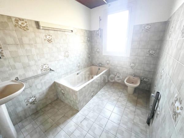 Villa rare à vendre à Forcalquier (04) - 220m2, 7 pièces 6 chambres, jardin 800m2, Fort Potentiel