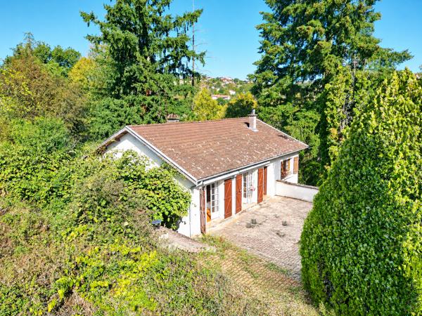Maison traditionnelle à rénover avec grand terrain et fort potentiel