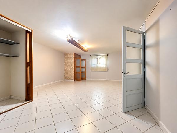 Maison traditionnelle à rénover avec grand terrain et fort potentiel