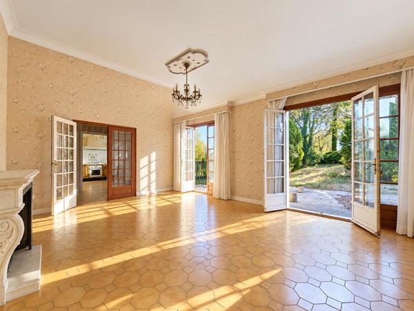 Maison traditionnelle à rénover avec grand terrain et fort potentiel