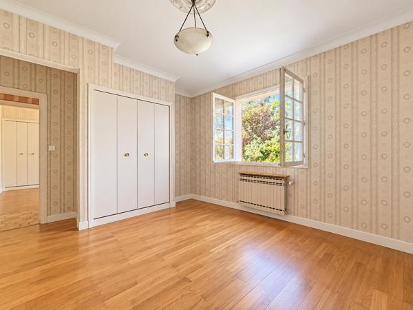 Maison traditionnelle à rénover avec grand terrain et fort potentiel