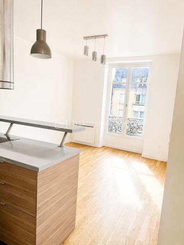 Idéal premier achat ou investissement locatif !

Situé en plein cœur d’Argenteuil, dans un environnement recherché à deux pas de la Mairie, des commerces, restaurants et services, découvrez ce 2 pièces de 35 m² offrant un cadre de vie pratique et agréable.

À seulement 10 minutes à pied de la gare d’Argenteuil (Ligne J), rejoignez Paris Saint-Lazare en seulement 20 minutes.

Un appartement fonctionnel et lumineux REFAIT A NEUF ENTIEREMENT  !

Il se compose de :

* Une entrée avec rangements
* Un séjour agréable et lumineux
* Une cuisine ouverte moderne
* Une grande chambre d’environ 12 m²
* Une salle d’eau avec douche et wc 

Orienté sud 

Les atouts qui font la différence

- Emplacement premium en hyper centre, dans une rue piétonne calme
- Tous les commerces, restaurants et supermarchés au pied de l’immeuble
- Gare d’Argenteuil accessible à pied
- Bords de Seine et espaces de promenade à proximité
- Accès rapide à l’A86
- Appartement libre de toute occupation


Informations complémentaires

* Charges de copropriété : 1620 €/an
* Taxe foncière : 938 €/an



Que vous soyez à la recherche de votre premier logement ou d’un investissement rentable aux portes de Paris, cet appartement bénéficie d’un emplacement stratégique et d’un fort potentiel de valorisation.

Une belle opportunité à saisir. À visiter sans tarder !