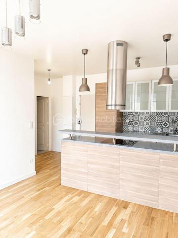 Idéal premier achat ou investissement locatif !

Situé en plein cœur d’Argenteuil, dans un environnement recherché à deux pas de la Mairie, des commerces, restaurants et services, découvrez ce 2 pièces de 35 m² offrant un cadre de vie pratique et agréable.

À seulement 10 minutes à pied de la gare d’Argenteuil (Ligne J), rejoignez Paris Saint-Lazare en seulement 20 minutes.

Un appartement fonctionnel et lumineux REFAIT A NEUF ENTIEREMENT  !

Il se compose de :

* Une entrée avec rangements
* Un séjour agréable et lumineux
* Une cuisine ouverte moderne
* Une grande chambre d’environ 12 m²
* Une salle d’eau avec douche et wc 

Orienté sud 

Les atouts qui font la différence

- Emplacement premium en hyper centre, dans une rue piétonne calme
- Tous les commerces, restaurants et supermarchés au pied de l’immeuble
- Gare d’Argenteuil accessible à pied
- Bords de Seine et espaces de promenade à proximité
- Accès rapide à l’A86
- Appartement libre de toute occupation


Informations complémentaires

* Charges de copropriété : 1620 €/an
* Taxe foncière : 938 €/an



Que vous soyez à la recherche de votre premier logement ou d’un investissement rentable aux portes de Paris, cet appartement bénéficie d’un emplacement stratégique et d’un fort potentiel de valorisation.

Une belle opportunité à saisir. À visiter sans tarder !