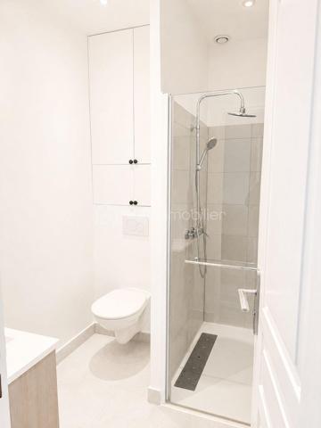 Idéal premier achat ou investissement locatif !

Situé en plein cœur d’Argenteuil, dans un environnement recherché à deux pas de la Mairie, des commerces, restaurants et services, découvrez ce 2 pièces de 35 m² offrant un cadre de vie pratique et agréable.

À seulement 10 minutes à pied de la gare d’Argenteuil (Ligne J), rejoignez Paris Saint-Lazare en seulement 20 minutes.

Un appartement fonctionnel et lumineux REFAIT A NEUF ENTIEREMENT  !

Il se compose de :

* Une entrée avec rangements
* Un séjour agréable et lumineux
* Une cuisine ouverte moderne
* Une grande chambre d’environ 12 m²
* Une salle d’eau avec douche et wc 

Orienté sud 

Les atouts qui font la différence

- Emplacement premium en hyper centre, dans une rue piétonne calme
- Tous les commerces, restaurants et supermarchés au pied de l’immeuble
- Gare d’Argenteuil accessible à pied
- Bords de Seine et espaces de promenade à proximité
- Accès rapide à l’A86
- Appartement libre de toute occupation


Informations complémentaires

* Charges de copropriété : 1620 €/an
* Taxe foncière : 938 €/an



Que vous soyez à la recherche de votre premier logement ou d’un investissement rentable aux portes de Paris, cet appartement bénéficie d’un emplacement stratégique et d’un fort potentiel de valorisation.

Une belle opportunité à saisir. À visiter sans tarder !