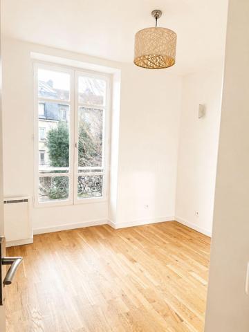 Idéal premier achat ou investissement locatif !

Situé en plein cœur d’Argenteuil, dans un environnement recherché à deux pas de la Mairie, des commerces, restaurants et services, découvrez ce 2 pièces de 35 m² offrant un cadre de vie pratique et agréable.

À seulement 10 minutes à pied de la gare d’Argenteuil (Ligne J), rejoignez Paris Saint-Lazare en seulement 20 minutes.

Un appartement fonctionnel et lumineux REFAIT A NEUF ENTIEREMENT  !

Il se compose de :

* Une entrée avec rangements
* Un séjour agréable et lumineux
* Une cuisine ouverte moderne
* Une grande chambre d’environ 12 m²
* Une salle d’eau avec douche et wc 

Orienté sud 

Les atouts qui font la différence

- Emplacement premium en hyper centre, dans une rue piétonne calme
- Tous les commerces, restaurants et supermarchés au pied de l’immeuble
- Gare d’Argenteuil accessible à pied
- Bords de Seine et espaces de promenade à proximité
- Accès rapide à l’A86
- Appartement libre de toute occupation


Informations complémentaires

* Charges de copropriété : 1620 €/an
* Taxe foncière : 938 €/an



Que vous soyez à la recherche de votre premier logement ou d’un investissement rentable aux portes de Paris, cet appartement bénéficie d’un emplacement stratégique et d’un fort potentiel de valorisation.

Une belle opportunité à saisir. À visiter sans tarder !