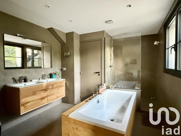 Maison 7 pièces de 210 m² à Lyon (69008)