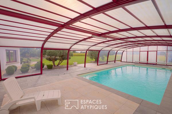 Plain pied et sa piscine couverte