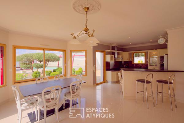 Plain pied et sa piscine couverte