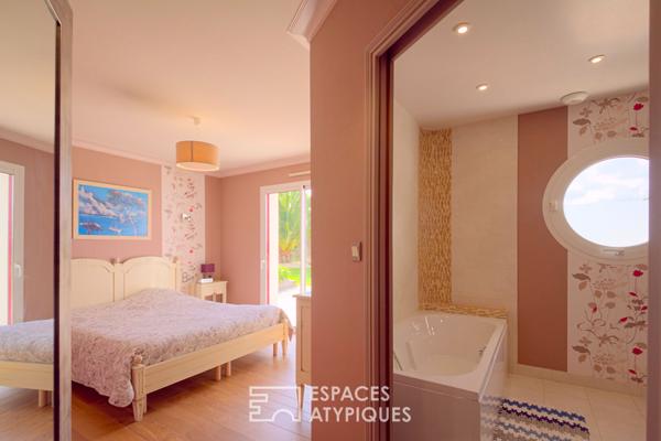 Plain pied et sa piscine couverte