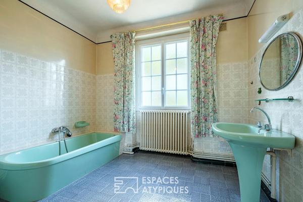Propriété aux beaux volumes à réinventer aux portes de Poitiers