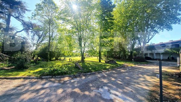 À VENDRE - Appartement T3 de 64 m² en rez-de-chaussée avec terrasse, stationnement, parc arboré et p