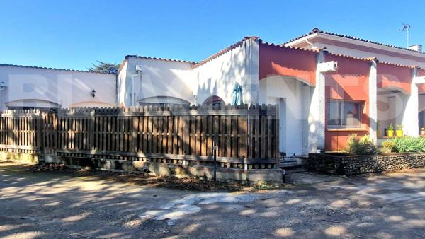 À VENDRE - Appartement T3 de 64 m² en rez-de-chaussée avec terrasse, stationnement, parc arboré et p