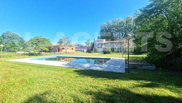 À VENDRE - Appartement T3 de 64 m² en rez-de-chaussée avec terrasse, stationnement, parc arboré et p