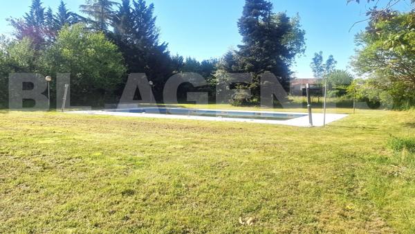 À VENDRE - Appartement T3 de 64 m² en rez-de-chaussée avec terrasse, stationnement, parc arboré et p