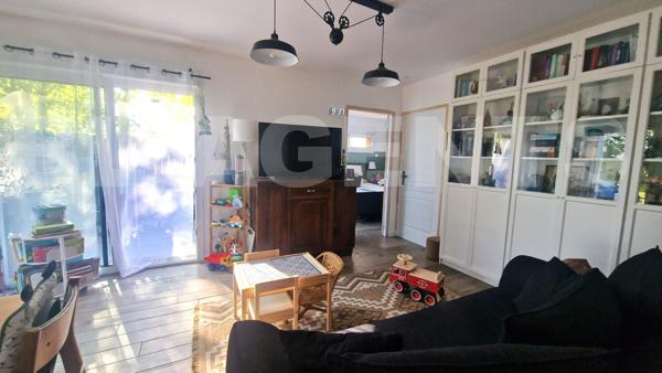 À VENDRE - Appartement T3 de 64 m² en rez-de-chaussée avec terrasse, stationnement, parc arboré et p