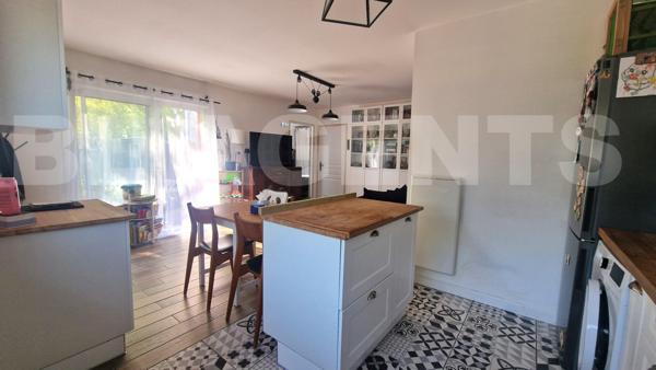 À VENDRE - Appartement T3 de 64 m² en rez-de-chaussée avec terrasse, stationnement, parc arboré et p