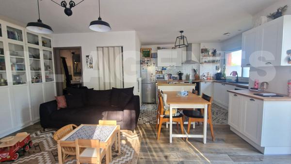 À VENDRE - Appartement T3 de 64 m² en rez-de-chaussée avec terrasse, stationnement, parc arboré et p