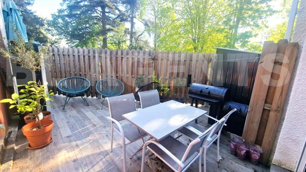 À VENDRE - Appartement T3 de 64 m² en rez-de-chaussée avec terrasse, stationnement, parc arboré et p