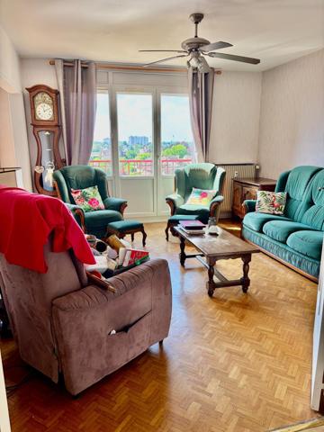 Situé au quatrième et dernier étage, cet appartement bénéficie d'un emplacement recherché, proche des écoles, collèges, crèches et desservi par un réseau de bus. Idéal pour les familles, il offre un cadre de vie urbain tout en restant au calme. L'exposition Sud assure une luminosité agréable toute la journée, renforcée par un balcon offrant une vue dégagée.  À l'extérieur, cet appartement dispose d'une place de parking, d'un garage et d un accès à un jardin collectif dans la résidence. Un ascenseur facilite l'accès et l'interphone assure la sécurité des résidents. Le balcon orienté plein sud, véritable atout, invite à la détente en plein air. De plus, une cave offre un espace de rangement supplémentaire très pratique.  L'intérieur de ce bien se distingue par ses 76 m² de confortable espace de vie au dernier étage. Composé de 4 pièces dont 3 chambres avec placard, il offre un salon lumineux, une cuisine équipée avec cellier et une salle de bains. Construit en 1961, cet appartement saura