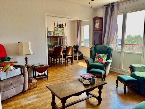 Situé au quatrième et dernier étage, cet appartement bénéficie d'un emplacement recherché, proche des écoles, collèges, crèches et desservi par un réseau de bus. Idéal pour les familles, il offre un cadre de vie urbain tout en restant au calme. L'exposition Sud assure une luminosité agréable toute la journée, renforcée par un balcon offrant une vue dégagée.  À l'extérieur, cet appartement dispose d'une place de parking, d'un garage et d un accès à un jardin collectif dans la résidence. Un ascenseur facilite l'accès et l'interphone assure la sécurité des résidents. Le balcon orienté plein sud, véritable atout, invite à la détente en plein air. De plus, une cave offre un espace de rangement supplémentaire très pratique.  L'intérieur de ce bien se distingue par ses 76 m² de confortable espace de vie au dernier étage. Composé de 4 pièces dont 3 chambres avec placard, il offre un salon lumineux, une cuisine équipée avec cellier et une salle de bains. Construit en 1961, cet appartement saura