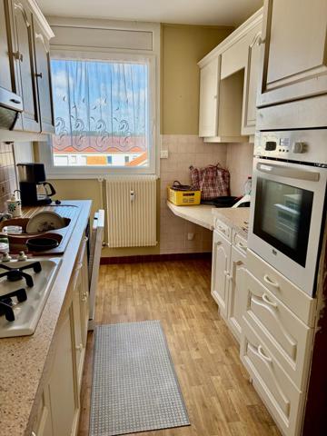 Situé au quatrième et dernier étage, cet appartement bénéficie d'un emplacement recherché, proche des écoles, collèges, crèches et desservi par un réseau de bus. Idéal pour les familles, il offre un cadre de vie urbain tout en restant au calme. L'exposition Sud assure une luminosité agréable toute la journée, renforcée par un balcon offrant une vue dégagée.  À l'extérieur, cet appartement dispose d'une place de parking, d'un garage et d un accès à un jardin collectif dans la résidence. Un ascenseur facilite l'accès et l'interphone assure la sécurité des résidents. Le balcon orienté plein sud, véritable atout, invite à la détente en plein air. De plus, une cave offre un espace de rangement supplémentaire très pratique.  L'intérieur de ce bien se distingue par ses 76 m² de confortable espace de vie au dernier étage. Composé de 4 pièces dont 3 chambres avec placard, il offre un salon lumineux, une cuisine équipée avec cellier et une salle de bains. Construit en 1961, cet appartement saura