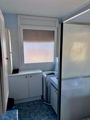 Situé au quatrième et dernier étage, cet appartement bénéficie d'un emplacement recherché, proche des écoles, collèges, crèches et desservi par un réseau de bus. Idéal pour les familles, il offre un cadre de vie urbain tout en restant au calme. L'exposition Sud assure une luminosité agréable toute la journée, renforcée par un balcon offrant une vue dégagée.  À l'extérieur, cet appartement dispose d'une place de parking, d'un garage et d un accès à un jardin collectif dans la résidence. Un ascenseur facilite l'accès et l'interphone assure la sécurité des résidents. Le balcon orienté plein sud, véritable atout, invite à la détente en plein air. De plus, une cave offre un espace de rangement supplémentaire très pratique.  L'intérieur de ce bien se distingue par ses 76 m² de confortable espace de vie au dernier étage. Composé de 4 pièces dont 3 chambres avec placard, il offre un salon lumineux, une cuisine équipée avec cellier et une salle de bains. Construit en 1961, cet appartement saura