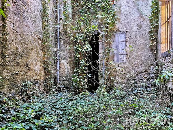 A Vendre Maison à rénover avec local commercial et cour intérieure au coeur historique de Condom