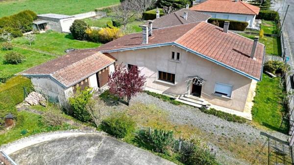 Maison des années 70 dans quartier résidentiel
