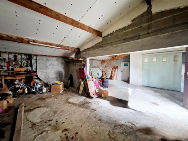 Maison des années 70 dans quartier résidentiel