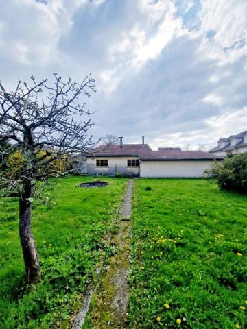 Maison des années 70 dans quartier résidentiel