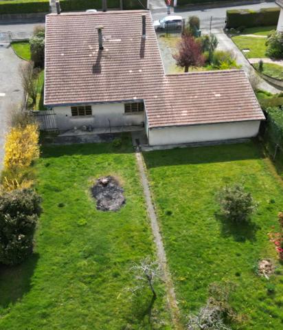 Maison des années 70 dans quartier résidentiel