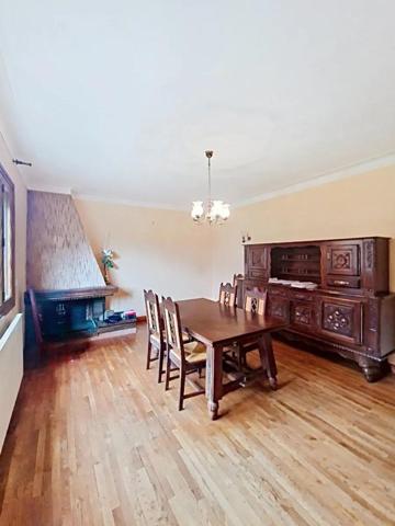 Maison des années 70 dans quartier résidentiel