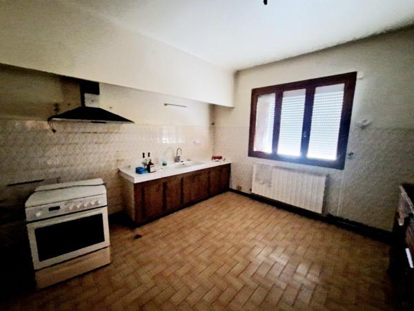 Maison des années 70 dans quartier résidentiel