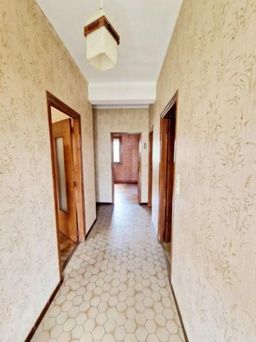 Maison des années 70 dans quartier résidentiel