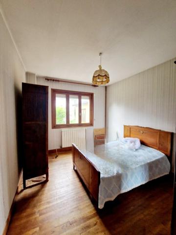 Maison des années 70 dans quartier résidentiel