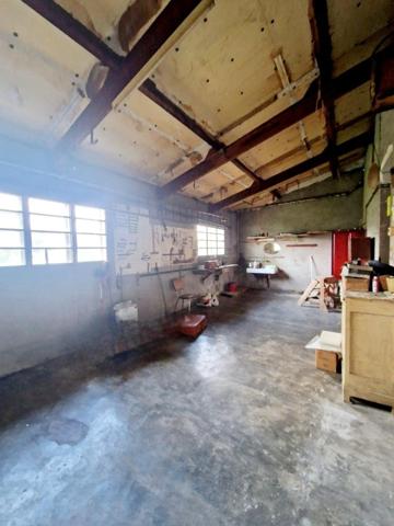 Maison des années 70 dans quartier résidentiel